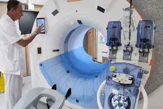 Lepší péči, ale i delší cesty. Pacienty mají na operace do center vozit sanitky - Novinky